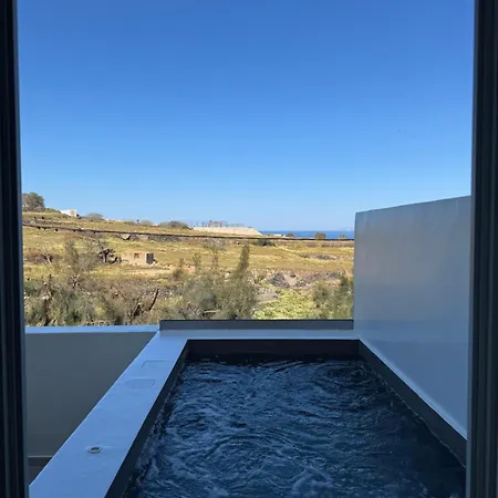 Acanthus - With Outdoor Hot Tub