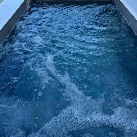 דירה Acanthus - With Outdoor Hot Tub אויה